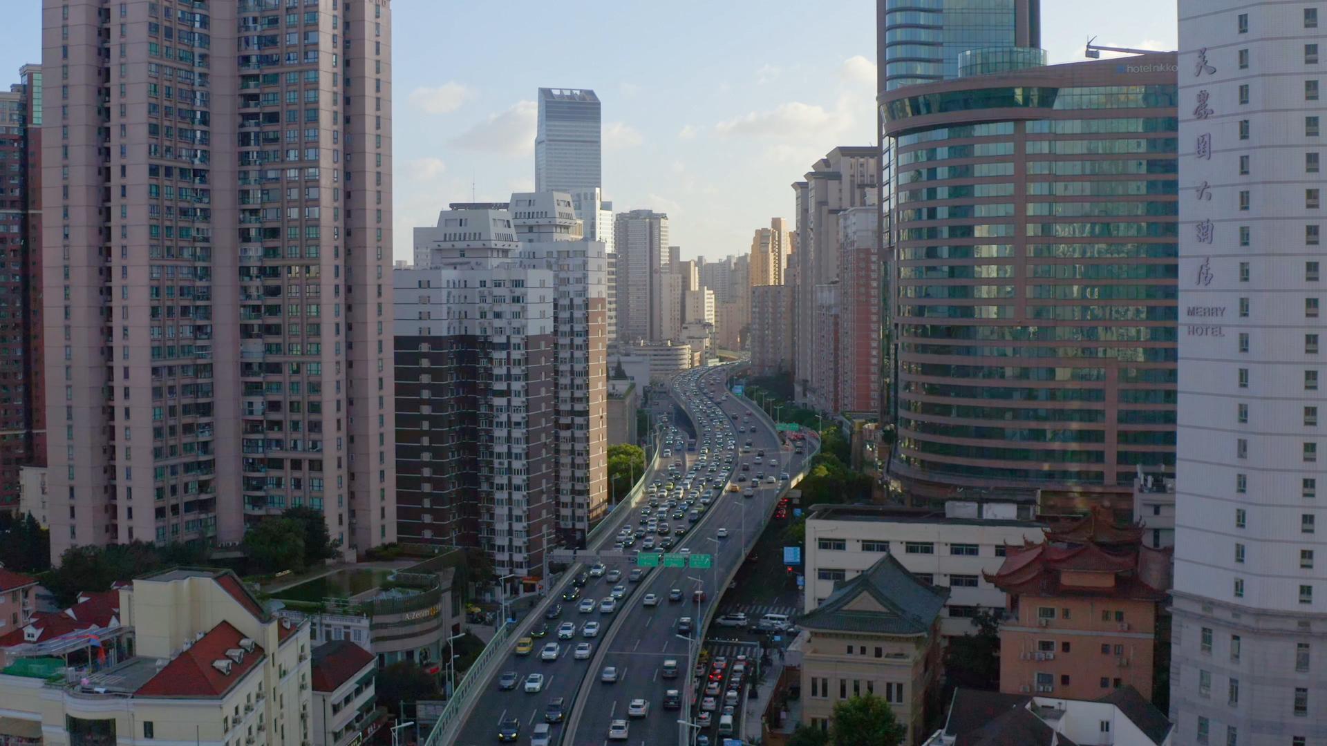 4K上海静安区延安高架路高架桥车流航拍视频的预览图
