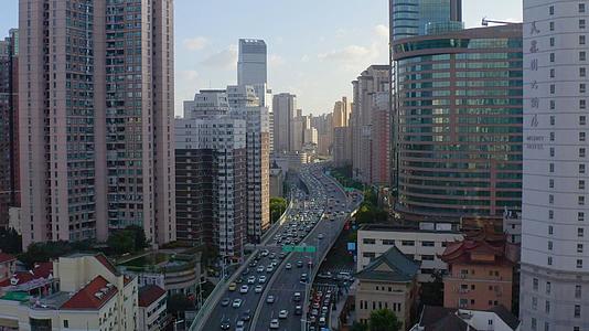 4K上海静安区延安高架路高架桥车流航拍视频的预览图