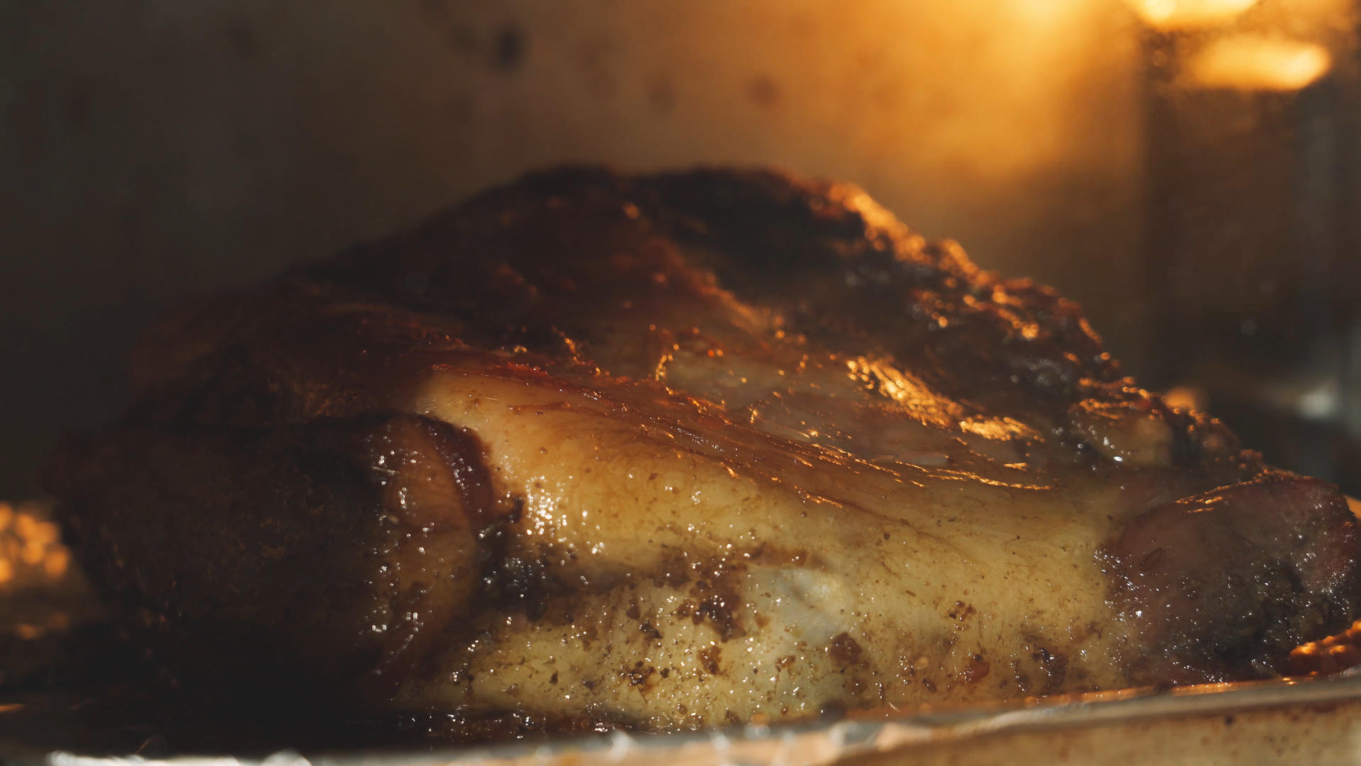 羊肉放入烤箱和羊肉在烤箱内烤制的场景视频的预览图