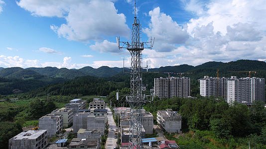 航拍城市郊外蓝天白云天空无线信号5g信号接收器信号塔科技数码4k素材视频的预览图