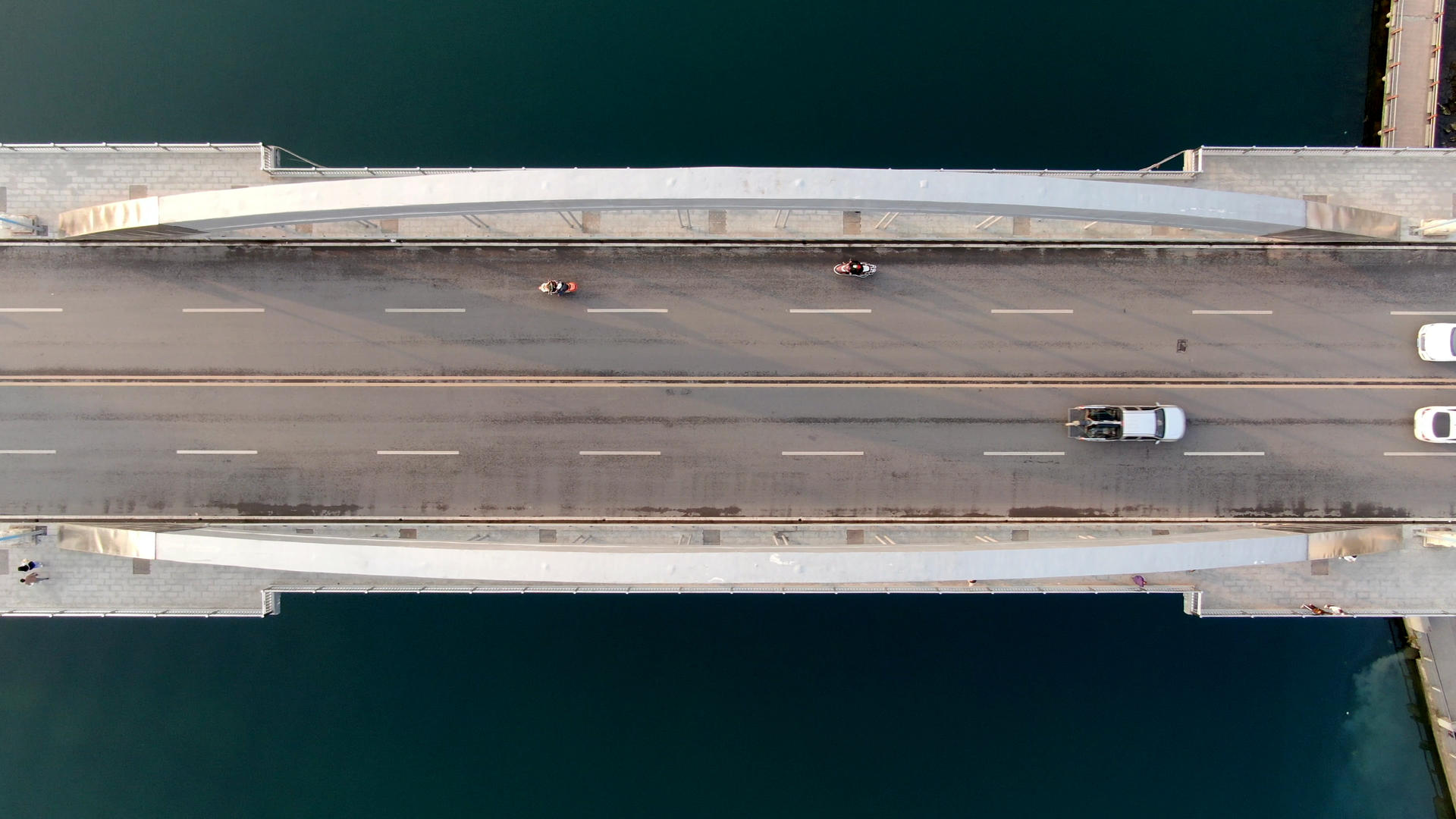 4K航拍跨河大桥视频的预览图