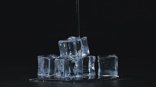 冰块浇水升格视频的预览图