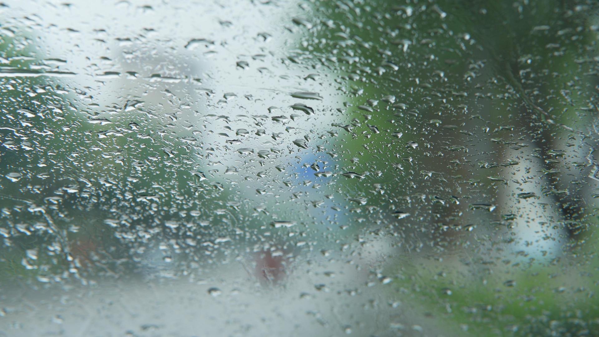 梅雨季下雨天车玻璃上的水珠视频的预览图