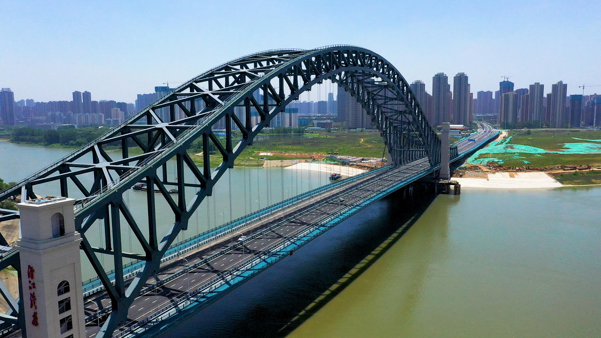 4K武汉城市地标江汉湾桥航拍实拍视频视频的预览图
