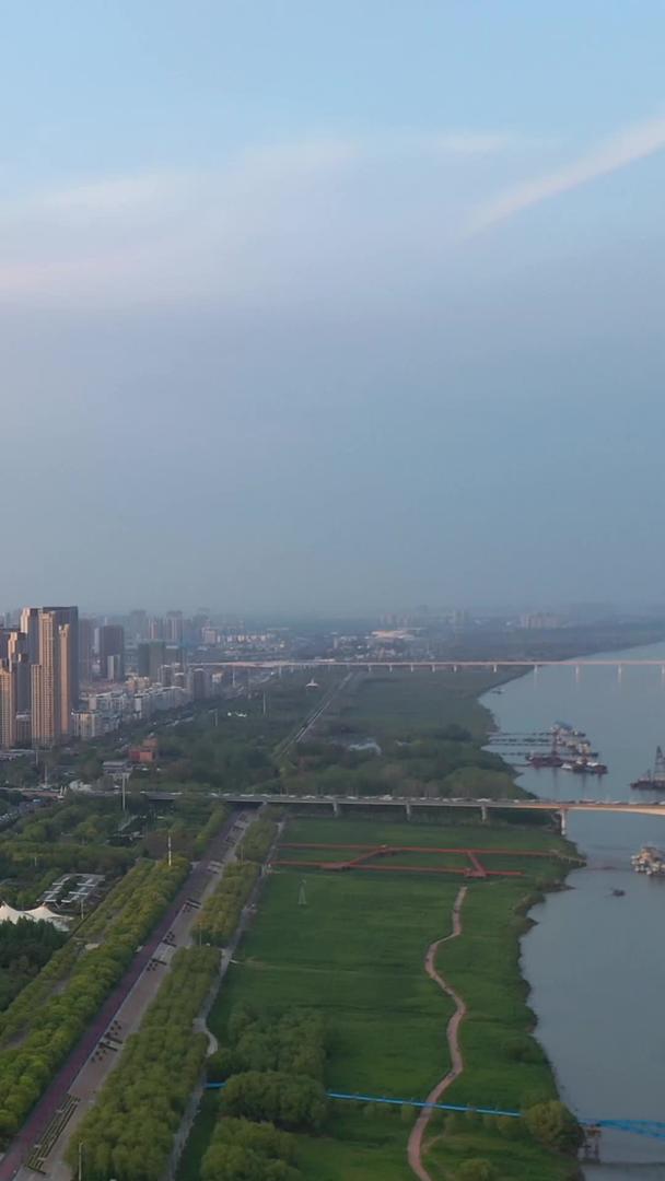 武汉最昂贵的航拍城市武汉天地江景房小区环境素材视频的预览图