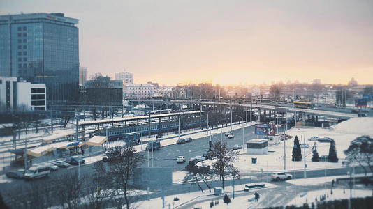 冬天黄昏飘落的雪花城市全景视频的预览图