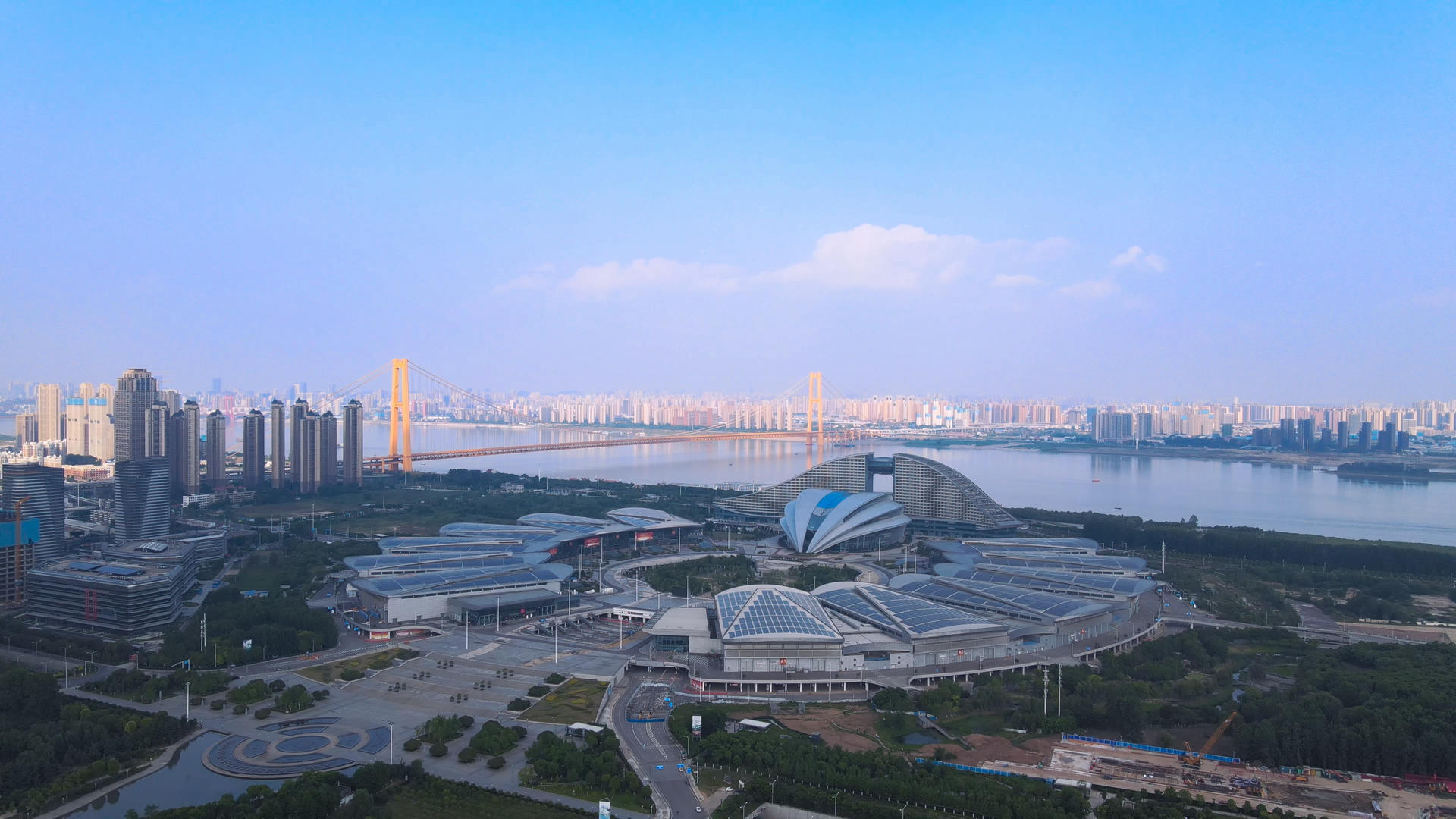 航拍环绕武汉地标建筑长江边江景贸易交流展会展览场地国际博览中心全景素材视频的预览图
