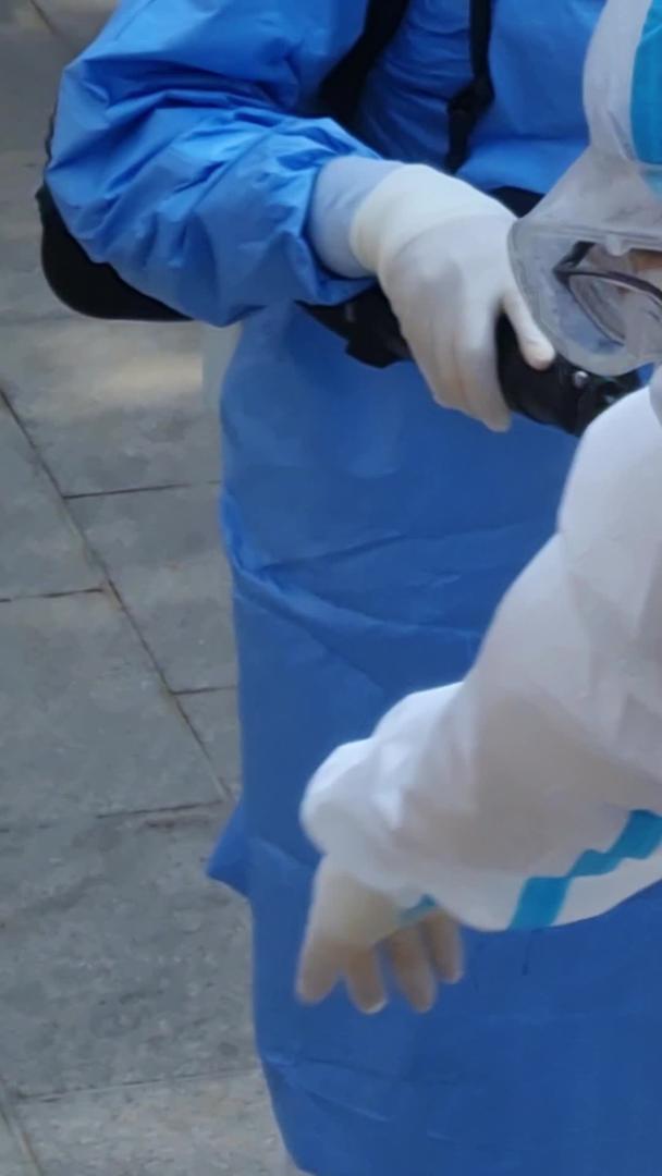 穿着防护服的医护人员消毒视频的预览图