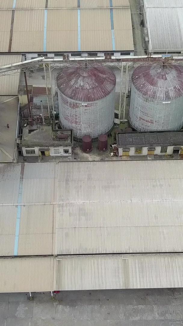 高清晰度航拍饲料厂视频的预览图
