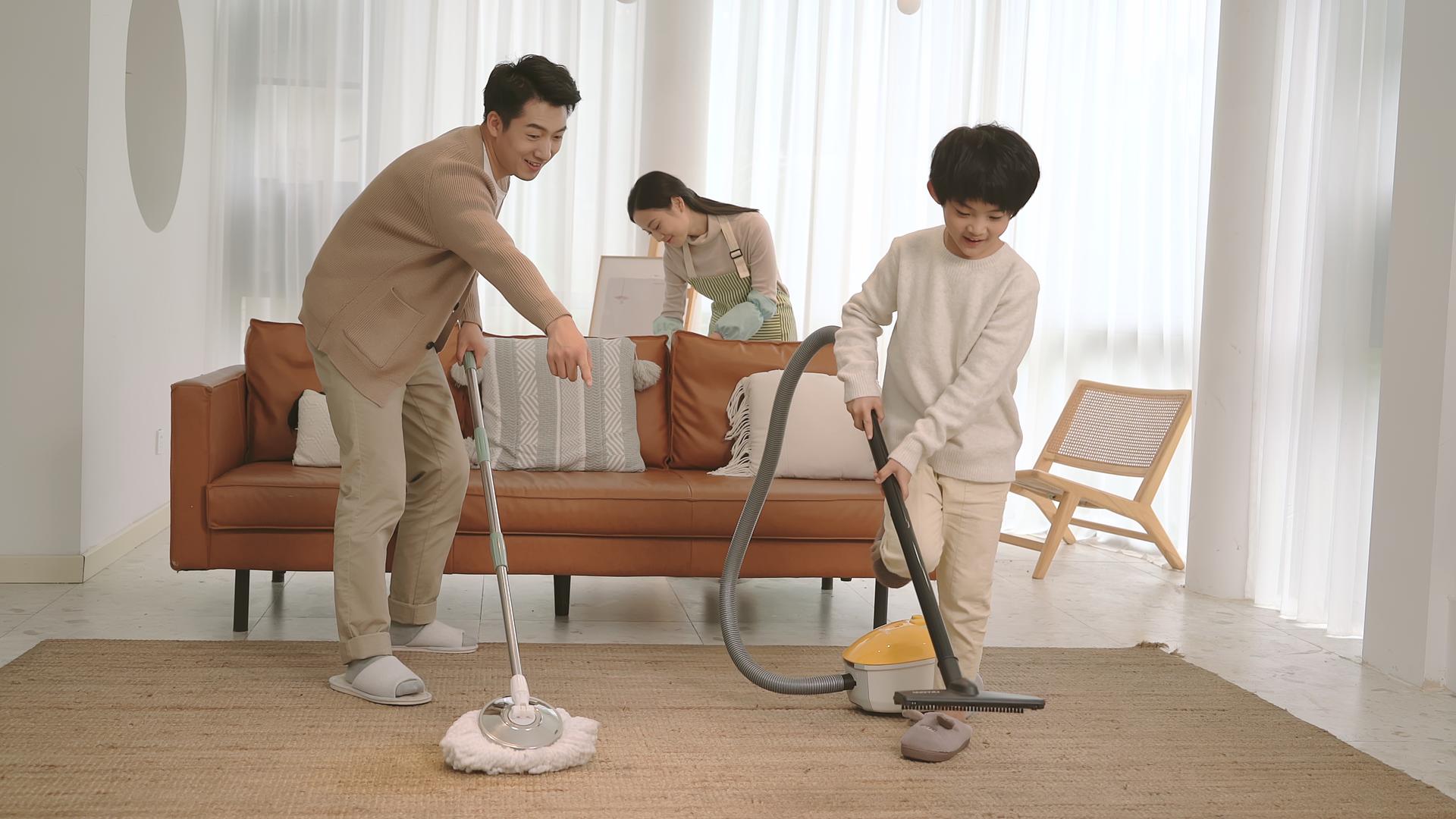 4K一家人在打扫客厅卫生视频的预览图