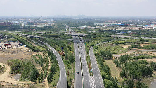 夏季的高速公路及立交桥航拍4K视频视频的预览图