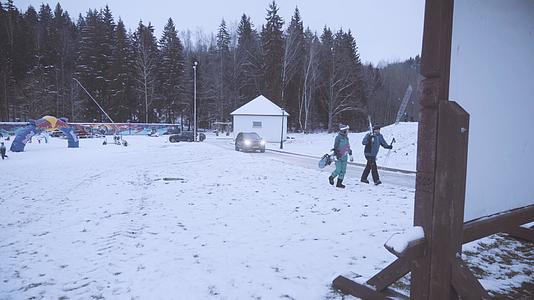 周末滑雪场拿着雪具去滑雪的人视频的预览图