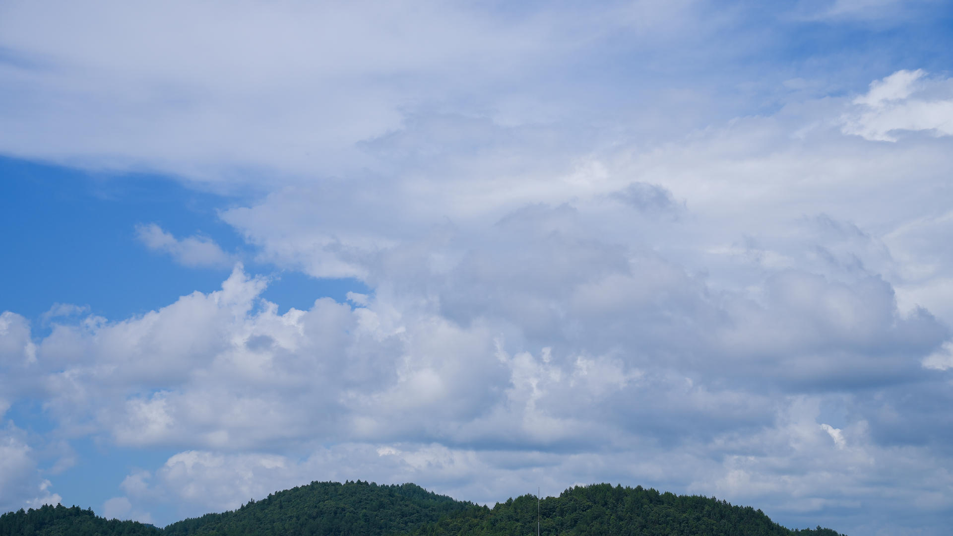 延时摄影山顶蓝天白云天空自然气候流动的云4k素材视频的预览图