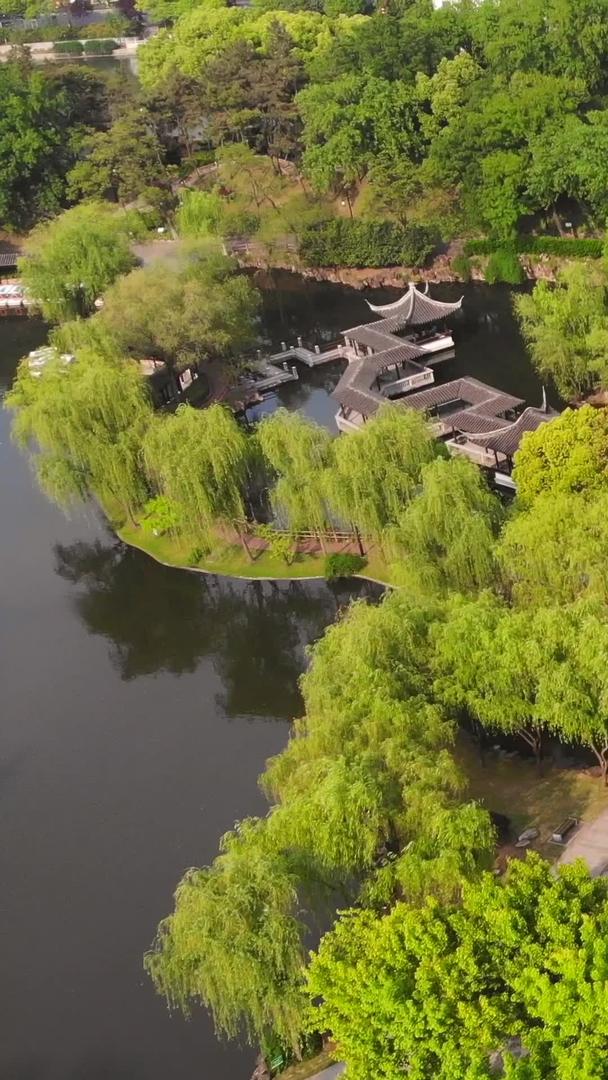 航拍湖中小亭旅游景点视频的预览图