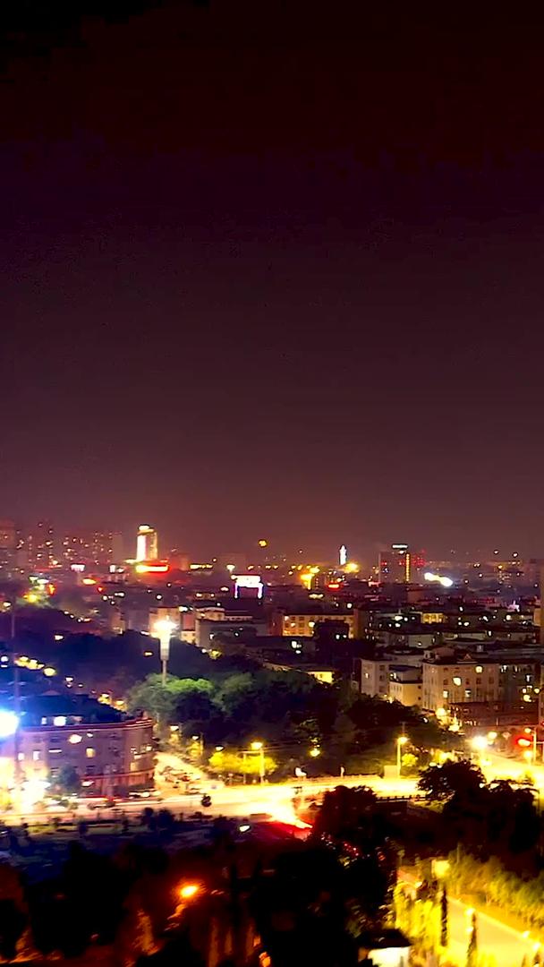 夜间城市大规模移动延时摄影视频的预览图