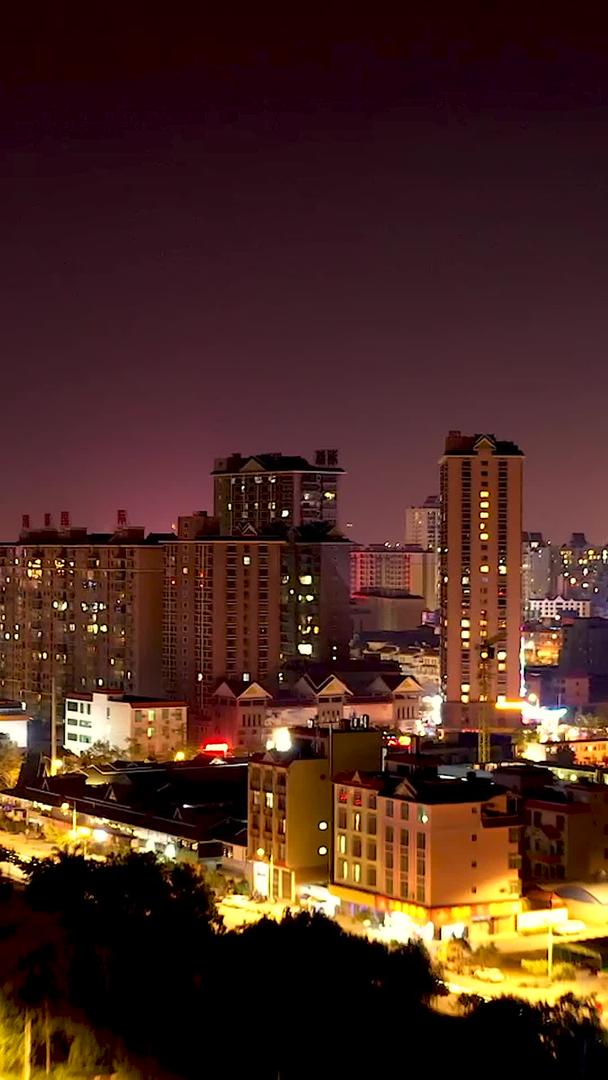 夜间城市大规模移动延时摄影视频的预览图
