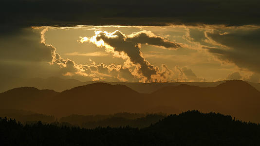 延时摄影山顶落日晚霞夕阳天空阳光下流动的云自然气候4k素材视频的预览图