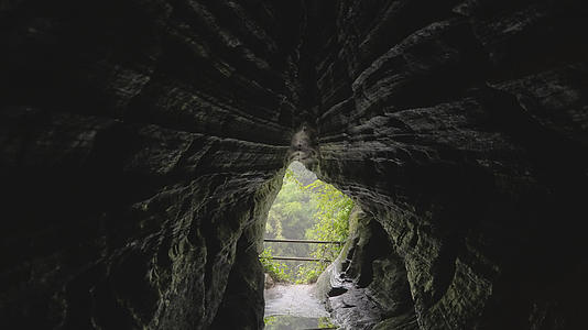 慢镜头升格拍摄湖北恩施利川5A级景区旅游腾龙洞内狭窄崎岖的山路4k素材视频的预览图