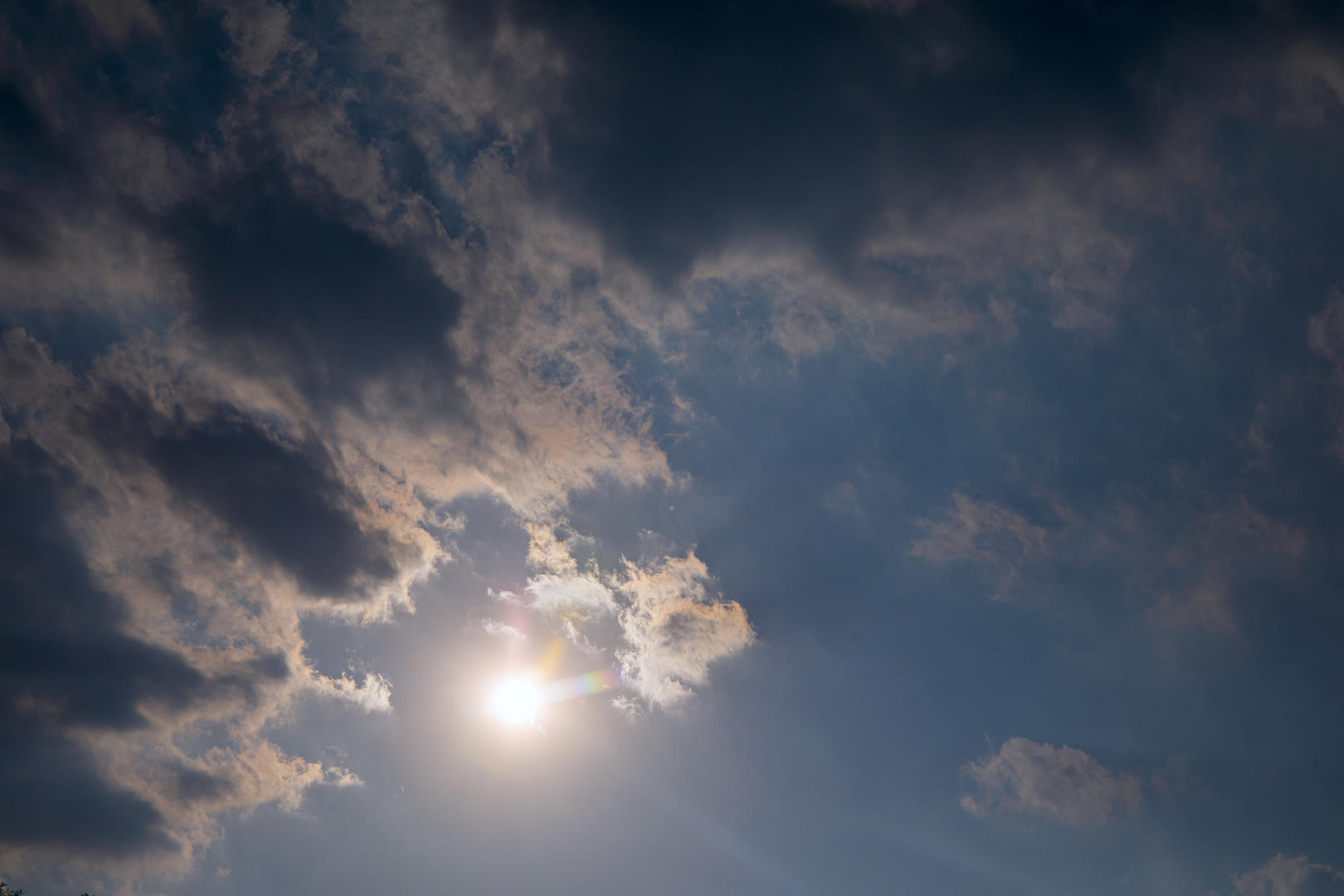 4Ky延时摄影穿过太阳的云层视频的预览图