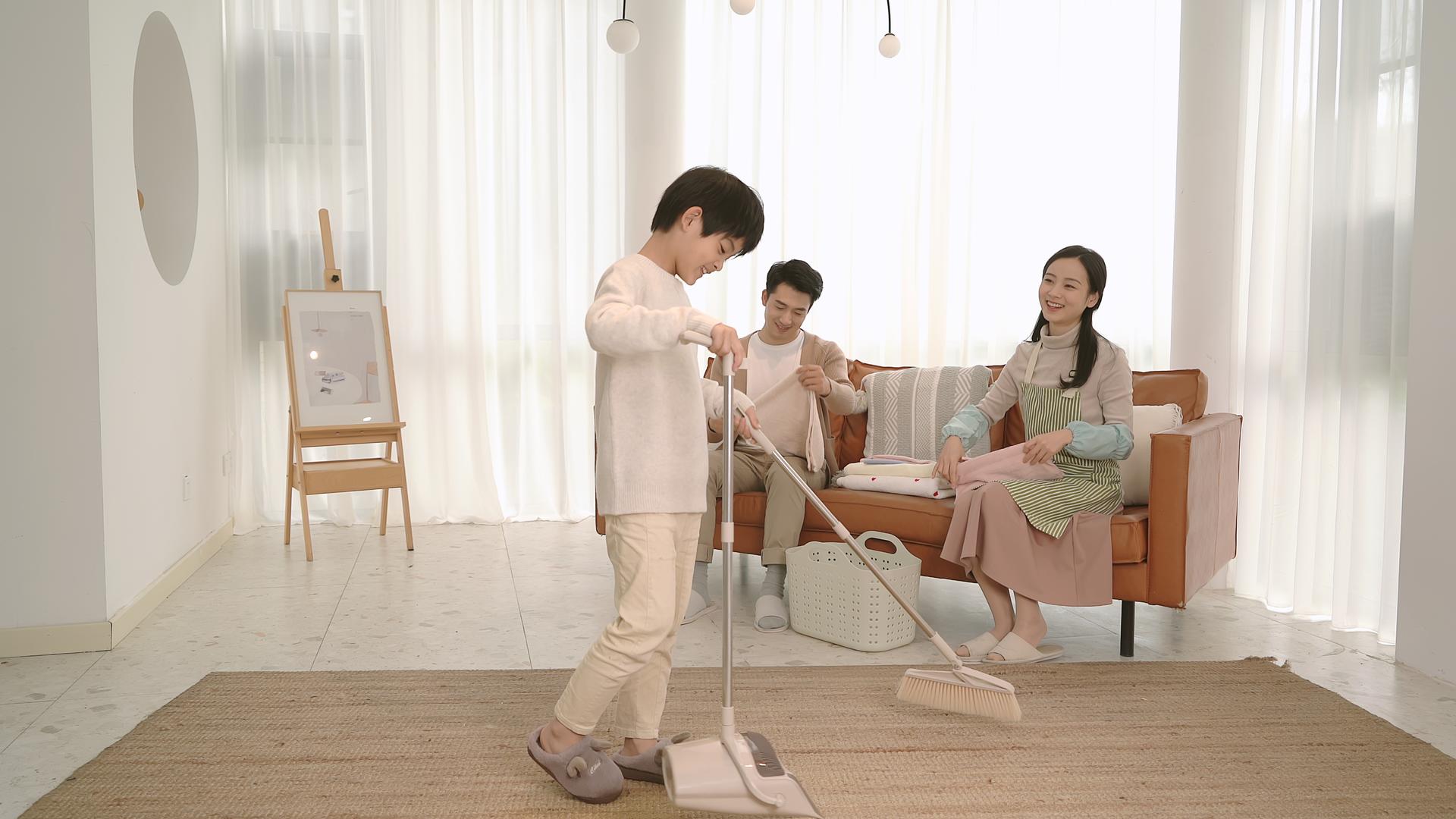 4K幸福的家庭在打扫客厅视频的预览图