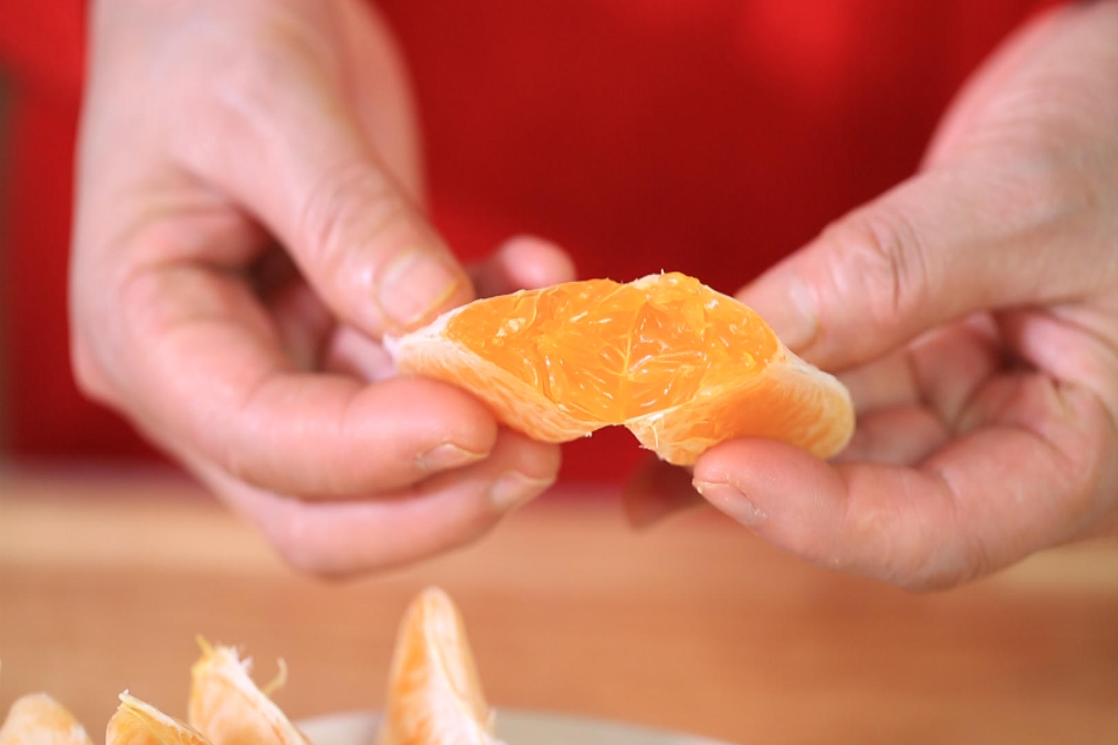 实拍橘子果肉剥开视频的预览图