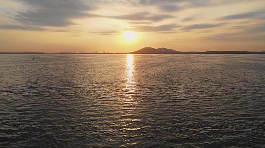航拍美丽的东湖日出视频的预览图