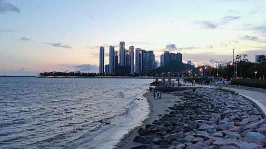 深圳湾延岸的滨海长廊和建筑视频的预览图