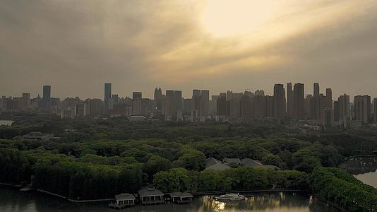 航拍日落时武汉绿肺东湖与城市景观视频的预览图