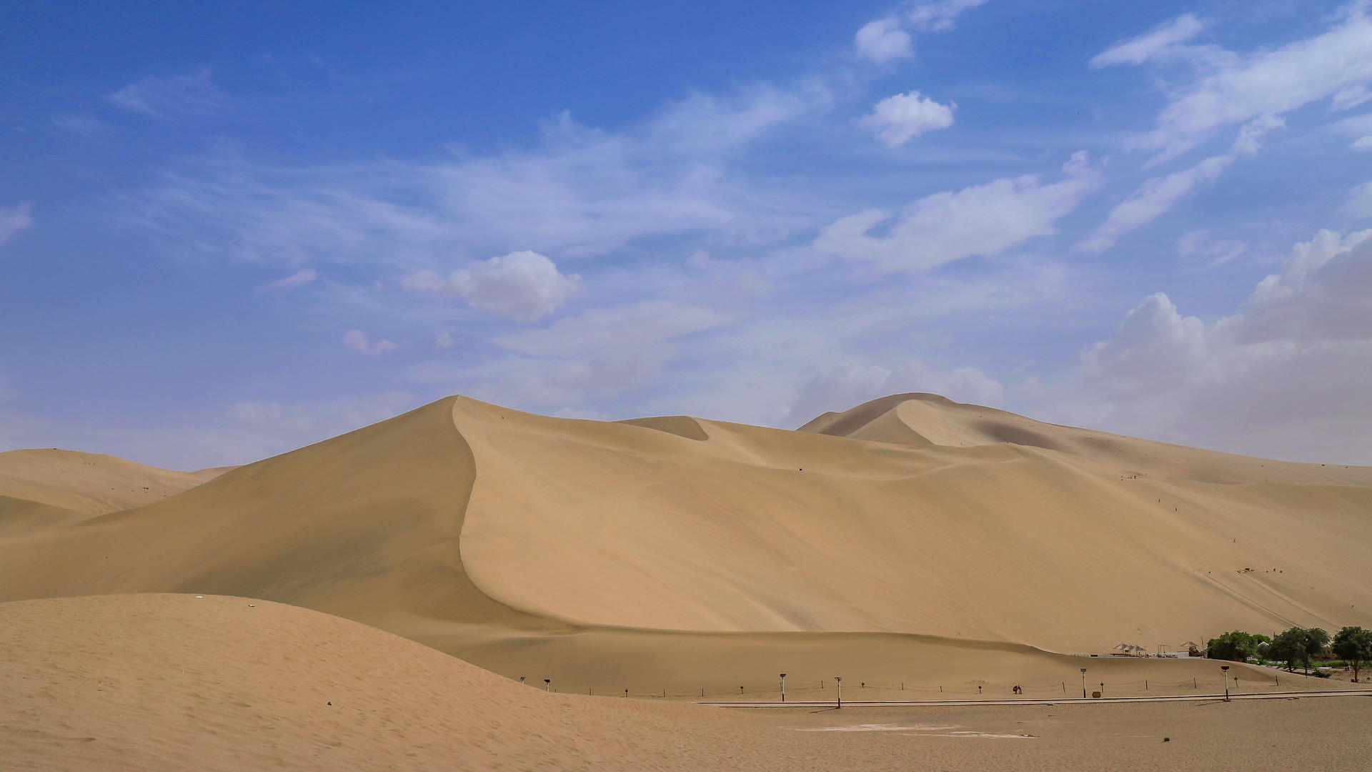 蓝天白云与沙漠延时视频视频的预览图