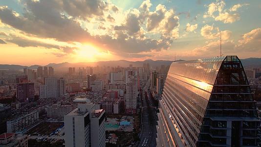 4k航拍昆明城市天空唯美日落风光视频的预览图