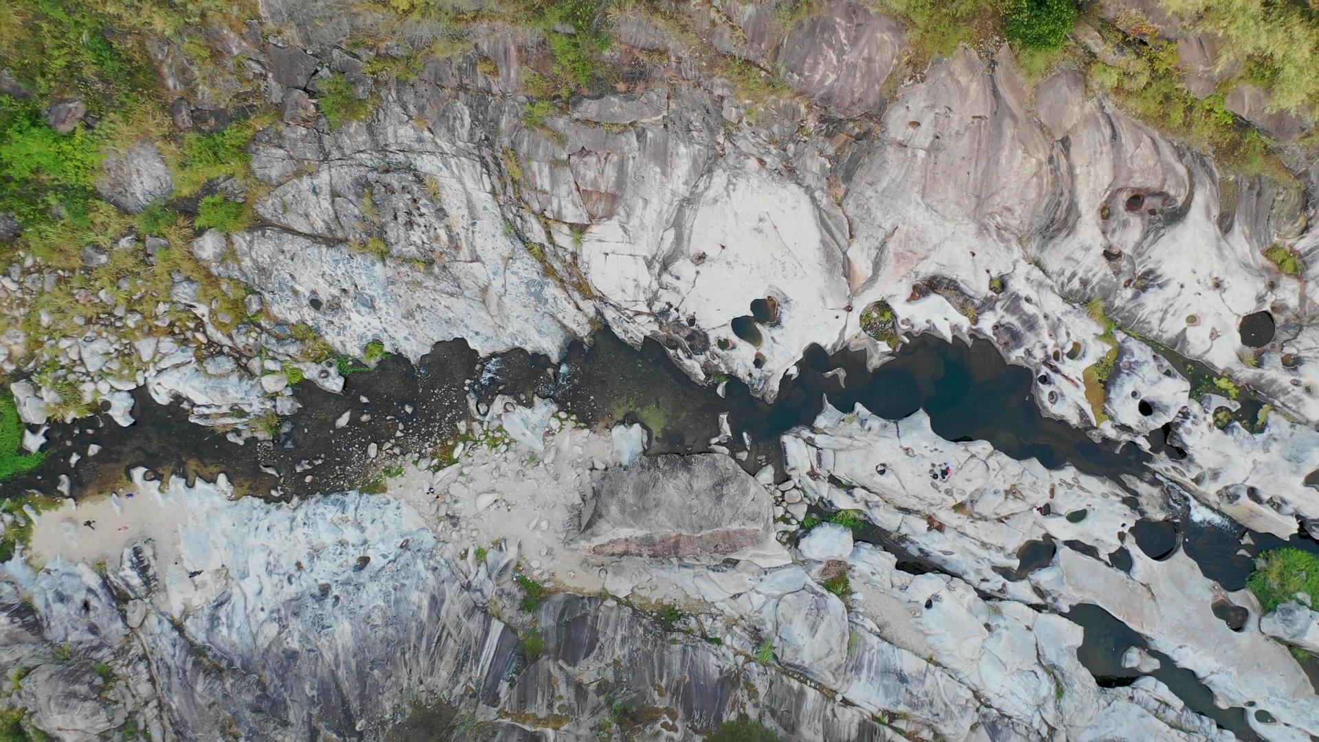 航拍湖北罗田远古冰臼群视频的预览图