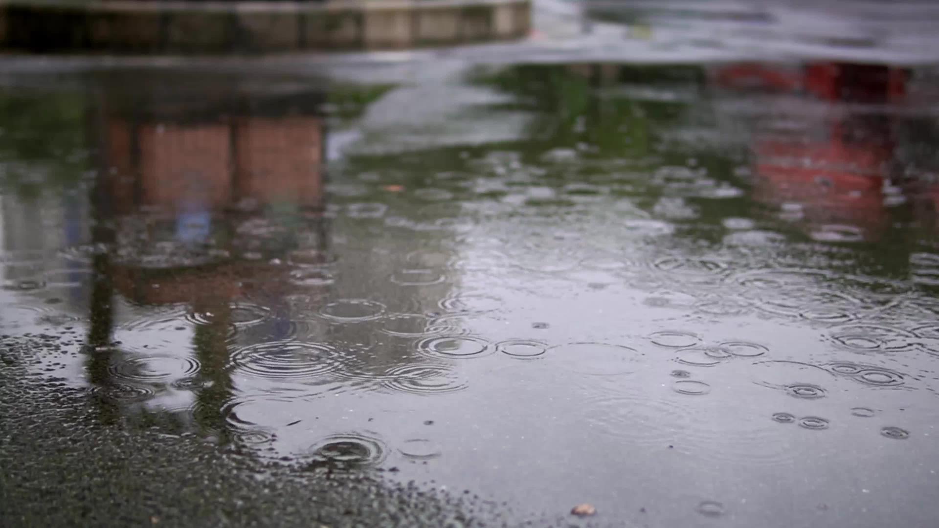 下雨天道路上积水倒影4K视频的预览图