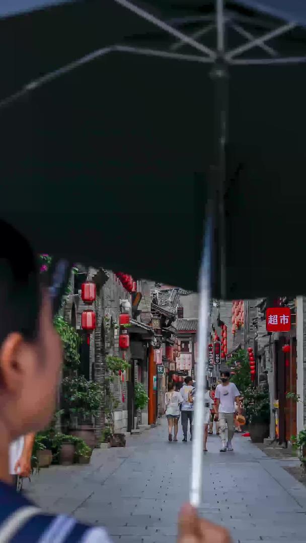 延时摄影桂林东西巷商业旅游步行街视频的预览图