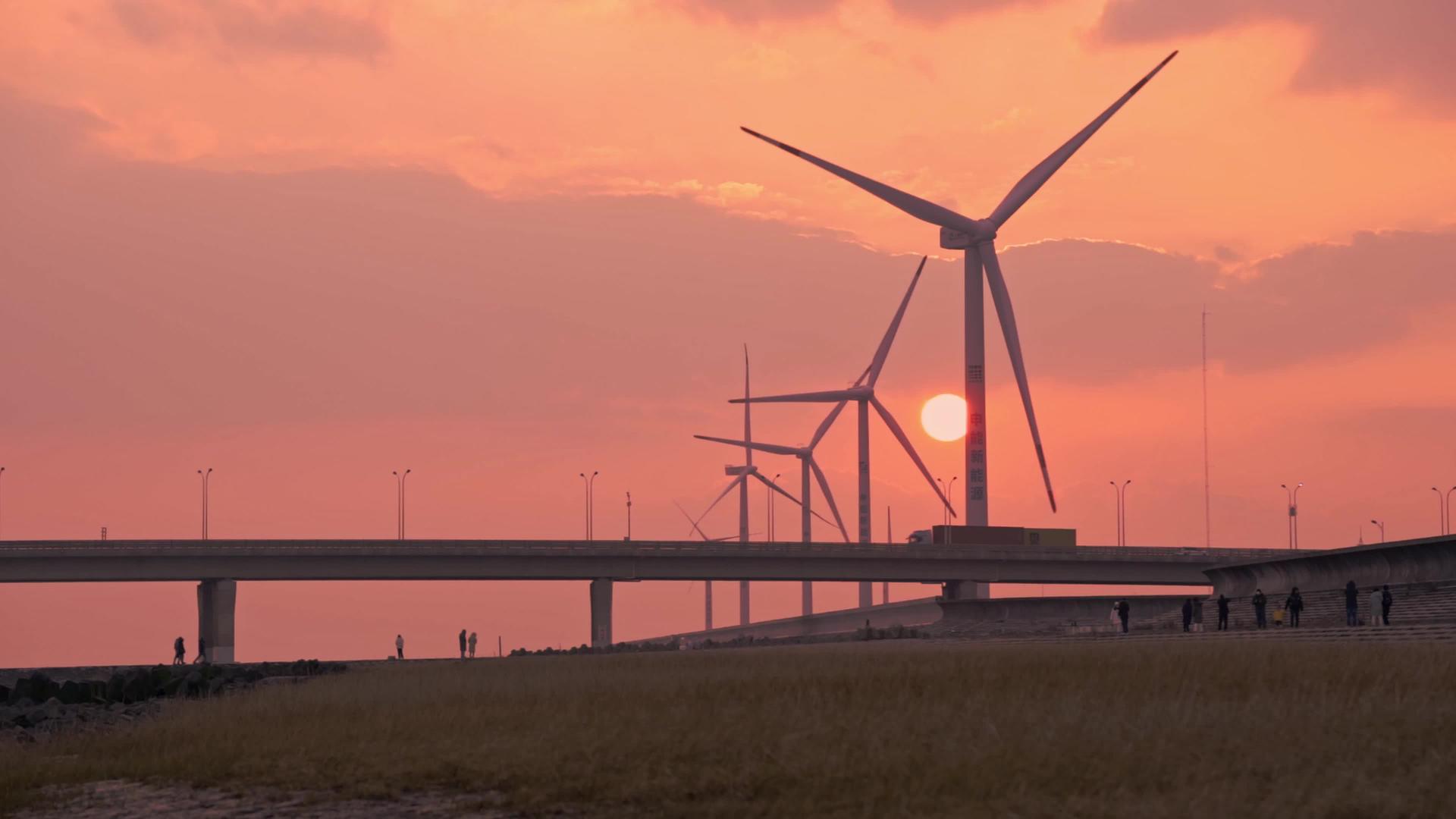 日落时分的跨海大桥和风车夕阳4K视频的预览图