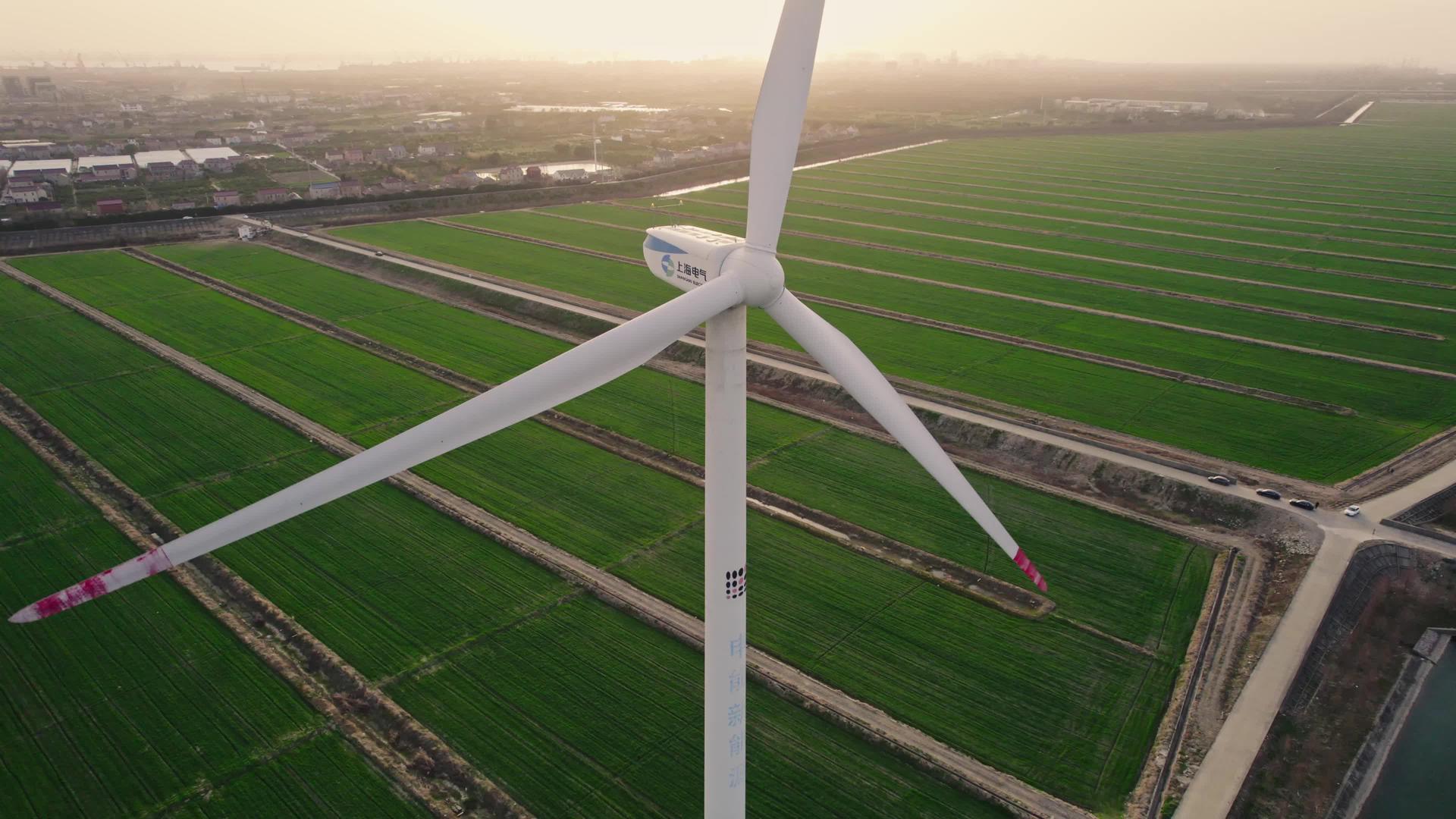 4k上海横沙岛海边风车航拍视频的预览图