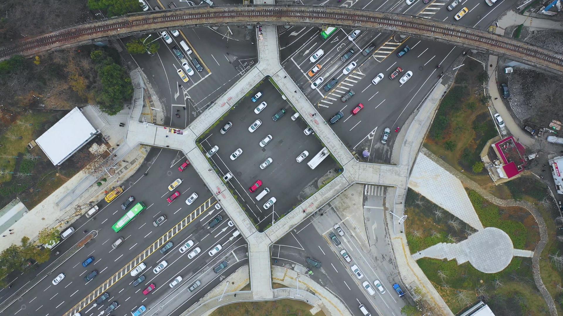 俯拍造型奇特的人行天桥和十字路口交通视频的预览图
