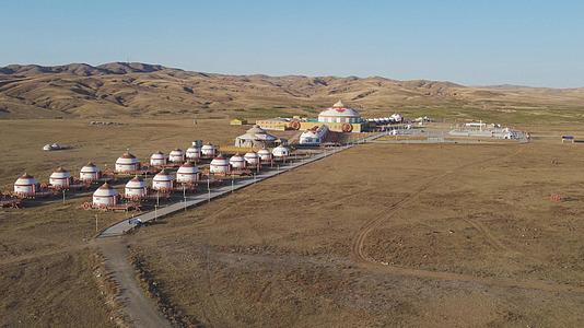 4k航拍内蒙古草原上巨型战车式蒙古包群视频的预览图