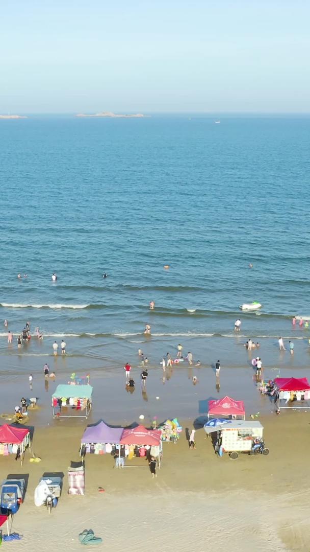 夏天在海边游玩的人群视频的预览图