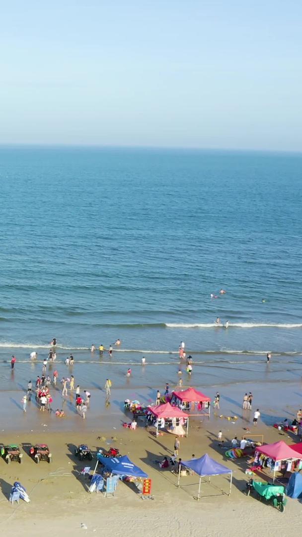 夏天在海边游玩的人群视频的预览图