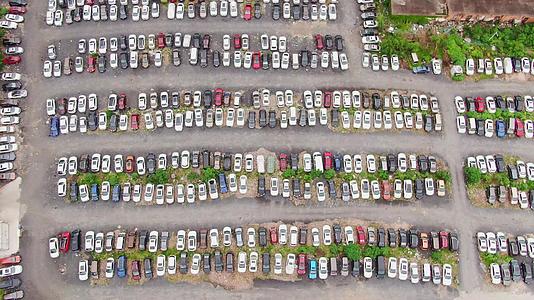 4K航拍大型露天停车场视频的预览图