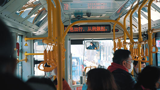 4k实拍疫情期间青岛公交绿色出行戴口罩的人升格镜头视频的预览图