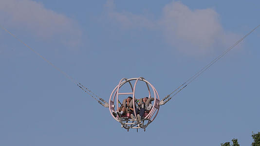 慢镜头升格拍摄4k素材城市蓝天白云天空下游乐场高空惊险刺激跳楼机视频的预览图
