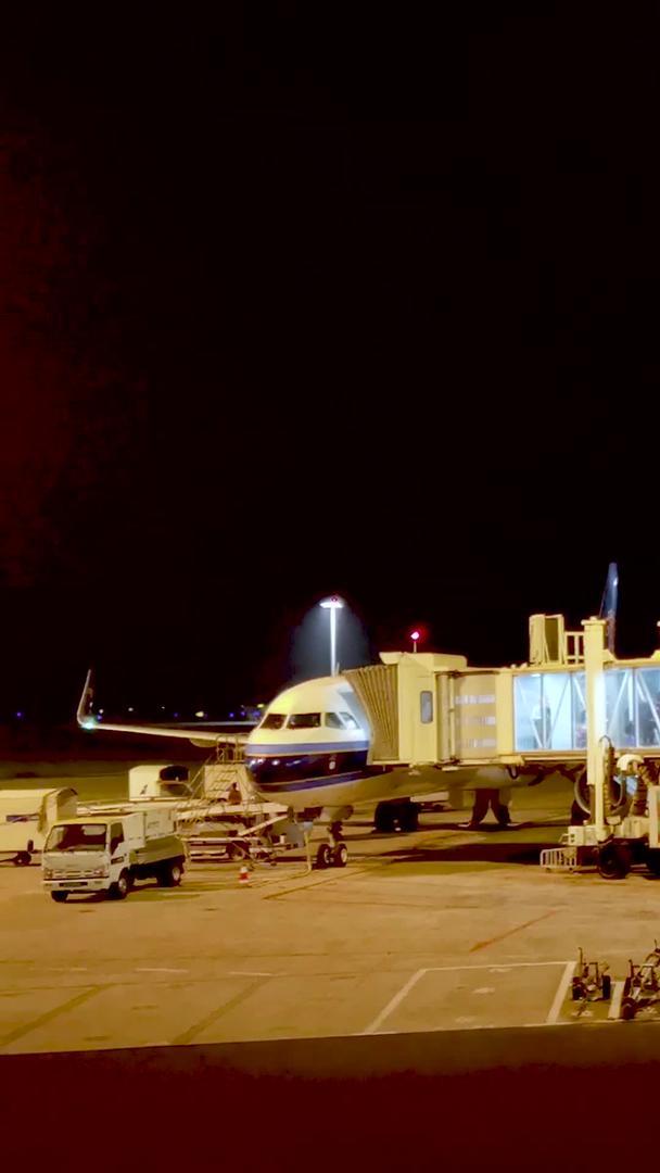 飞机到达机场乘客通过廊桥下机视频素材视频的预览图