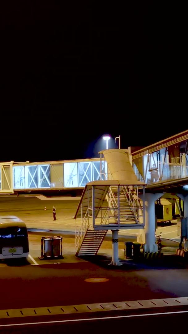 飞机到达机场乘客通过廊桥下机视频素材视频的预览图