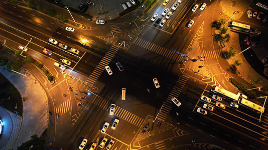 航拍城市夜景道路交通等候信号灯通行的汽车和行人4k素材视频的预览图