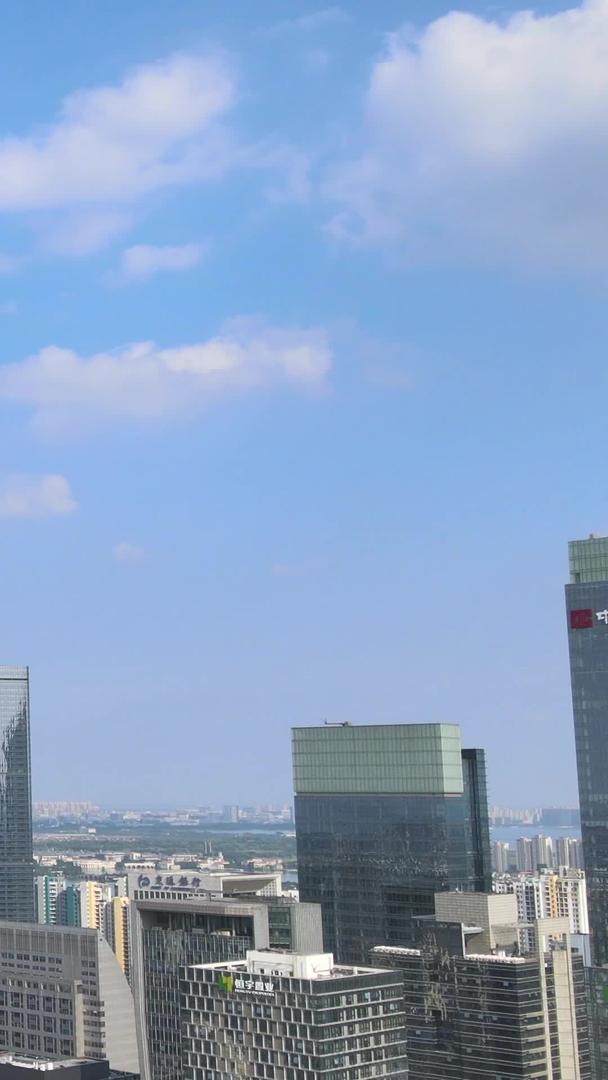城市cbd在蓝天白云下视频的预览图