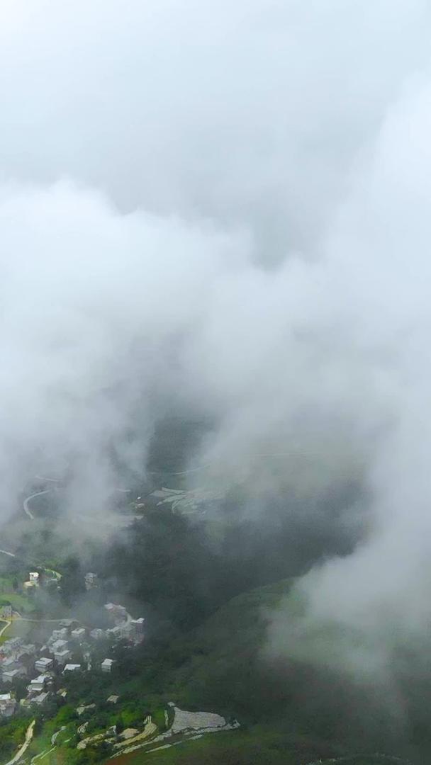 航拍穿云自然风光视频的预览图