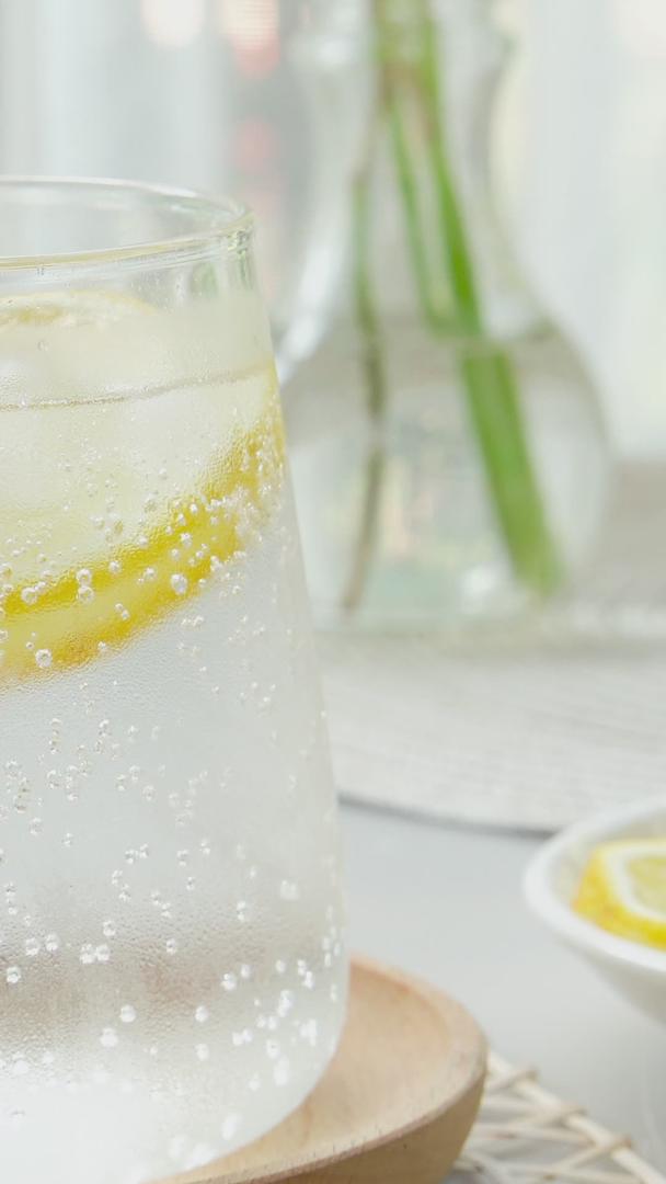 凉爽的夏季气泡柠檬水视频的预览图