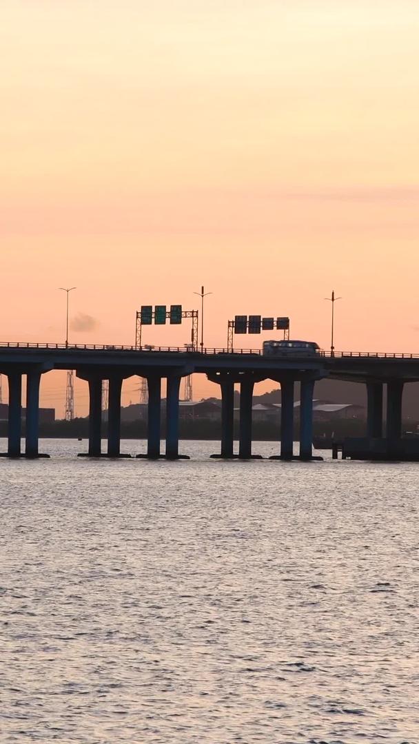 广深沿江高速公路在夕阳下视频的预览图
