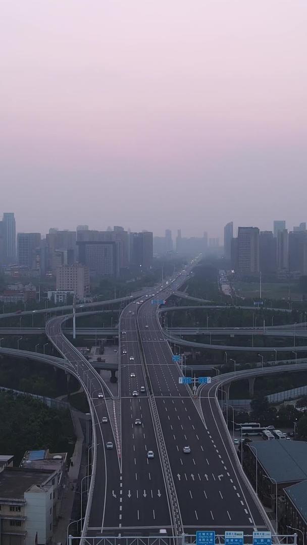 高架桥交通流量材料航拍风景城市晚高峰时段堵车视频的预览图
